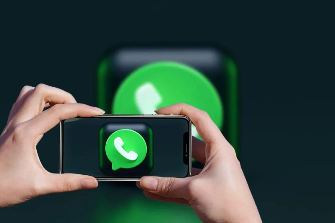 Fitur kustomisasi tema visual pada aplikasi resmi WhatsApp Plus