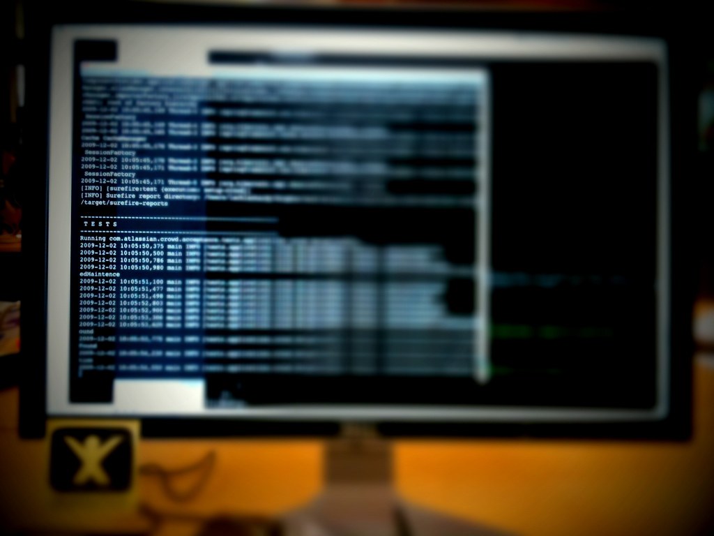 Layar monitor menampilkan baris kode, ilustrasi deteksi serangan di log server (Foto: Lachlan Hardy, CC BY 2.0)
